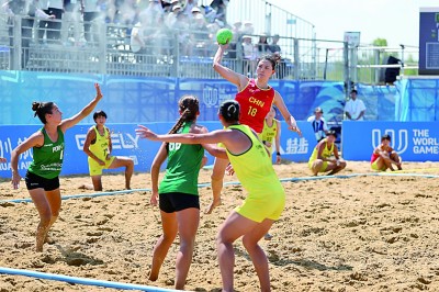 在他看来, 经过激烈角, 很强的表演 在他看来, 经过激烈角, 很强的表演